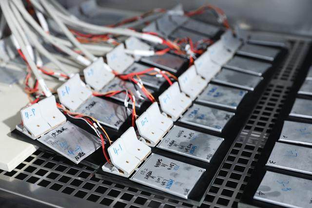 探秘OPPO工廠 高品質(zhì)電池背后的工匠精神